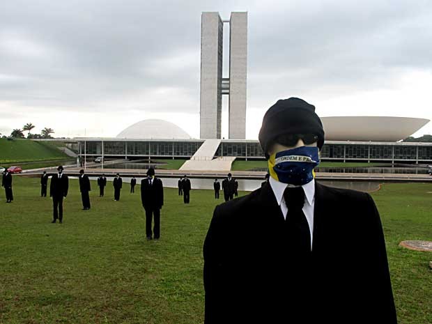 Bonecos mascarados foram colocados no gramado em frente ao Congresso Nacional (Foto: Lucas Salomão/G1)