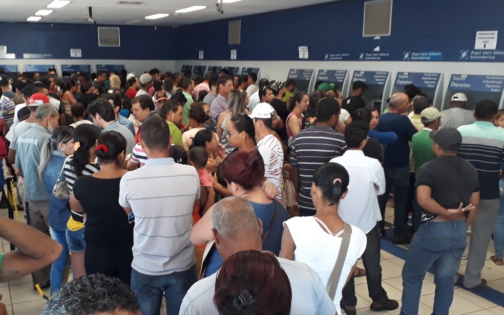 Trabalhadores enfrentam longas filas para sacar FGTS em Aparecida de Goiânia (Foto: Vitor Santana/G1)