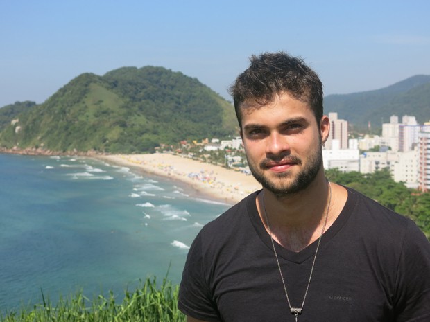 Victor em Guarujá, em frente a Praia do Tombo (Foto: Mariane Rossi/G1)
