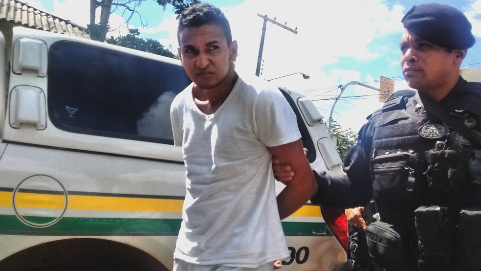 Dione Alves durante chegada na Delegacia de Flagrante de Rio Branco (Foto: Aline Nascimento/G1)
