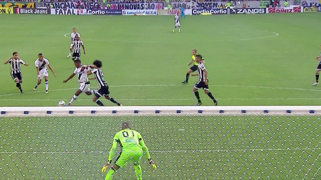 <p>
 Nenê cruza na área, e Éverson sai de soco. A bola sobra para Madson, que toca para Thalles. Atacante gira e chuta para defesa do goleiro do Ceará.</p>
