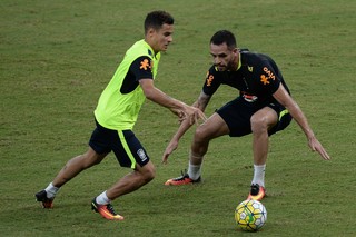 Philippe Coutinho e Renato Augusto no treino da seleção brasileira em Manaus (Foto: Pedro Martins/MoWa Press)