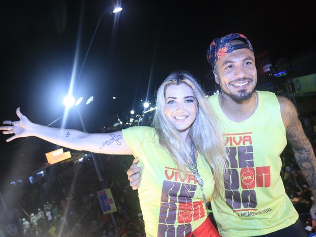 Ex-BBBs Aline e Fernando em micareta em Feira de Santana, na Bahia (Foto: Fred Pontes/ Divulgação) Ex-BBBs Aline e Fernando em micareta em Feira de Santana, na Bahia (Foto: Fred Pontes/ Divulgação)