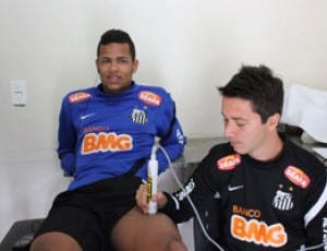 Geuvânio realiza fisioterapia (Foto: Bruno Giufrida / Santos FC)