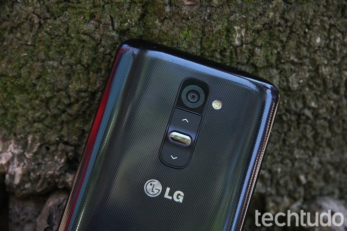 LG G2 traz design diferenciado, com botões somente na traseira (Foto: Luciana Maline/TechTudo)