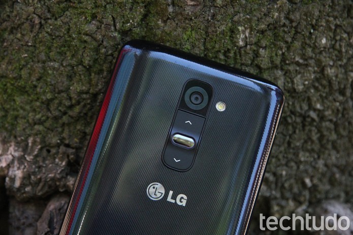 LG G2 traz design diferenciado, com botões somente na traseira (Foto: Luciana Maline/TechTudo)