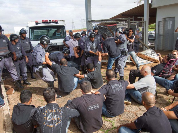 Agentes penitenciários do CDP de Ribeirão Preto em greve recusam receber cerca de 45 presos vindo de outro CDP na manhã desta sexta-feira (21) (Foto: Alfredo Risk/Futura Press/Estadão Conteúdo)