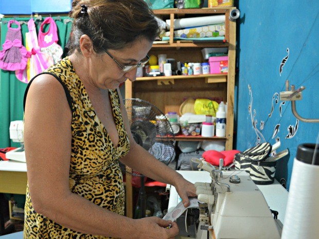 Após largar o emprego para cuidar da filha, Susy Arlete Figueiredo, de 56 anos, criou um atelier Pet e virou empresária (Foto: Aline Nascimento/G1)