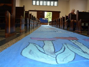 Tapete foi pintado por jovens da paróquia (Foto: Leon Botão/G1)