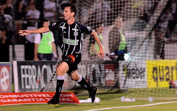 fernandes figueirense gol joinville (Foto: Petra Mafalda / Agência Estado)