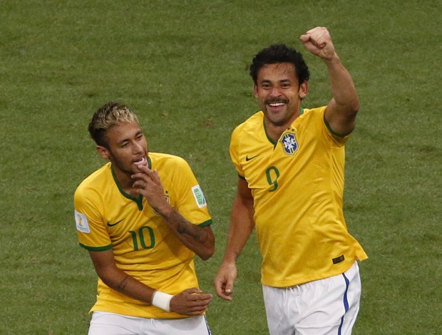 Fred e Neymar Brasil x Camarões (Foto: Reuters)