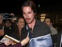 Christian Bale aparece com o braço imobilizado em sessão de 'Batman'
