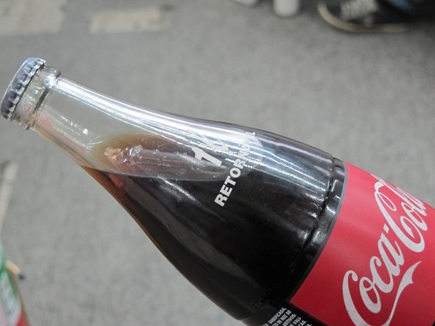 Coca-Cola com flaconete de cocaína vazio (Foto: Sílvio Muniz/G1)