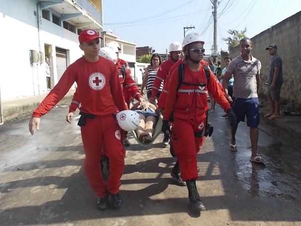 Voluntários da Cruz Vermelha salvando vidas (Foto: Divulgação/ CVB)
