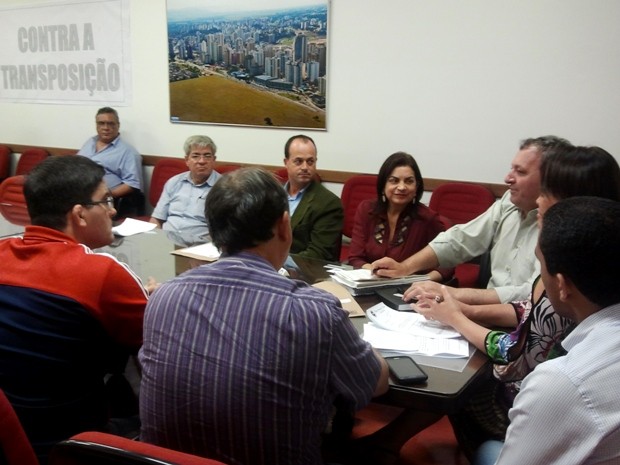 Vereadores do Vale criam documento contra transposição do Paraíba do Sul (Foto: Daniel Corrá/G1)