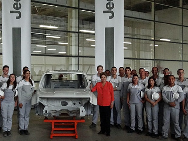 Dilma posa para fotografia ao lado de operários da fábrica da Jeep em Goiana (PE) (Foto: Luna Markman / G1)