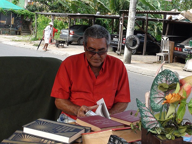 Árvores com objetos pendurados em Narandiba, em Salvador, Bahia (Foto: Lílian Marques/ G1)