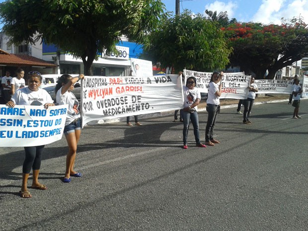Protesto foi realizado na tarde desta segunda em frente ao Hospital Papi, em Natal (Foto: Victor Lyra/Inter TV Cabugi)
