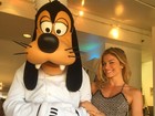 Grazi Massafera posa sorridente com personagens da Disney 