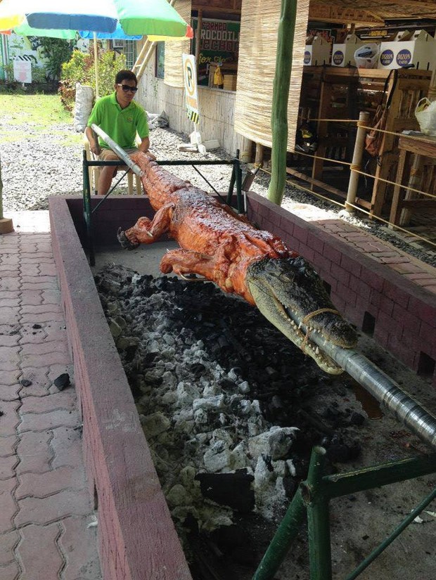 Restaurante filipino assa crocodilo inteiro no espeto (Foto: Reprodução/Facebook/Rody Duterte Supporters)