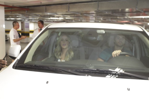Claudia Leitte e marido chegando de carro em coletiva (Foto: Fred Pontes / Divulgação) Claudia Leitte e marido chegando de carro em coletiva (Foto: Fred Pontes / Divulgação)