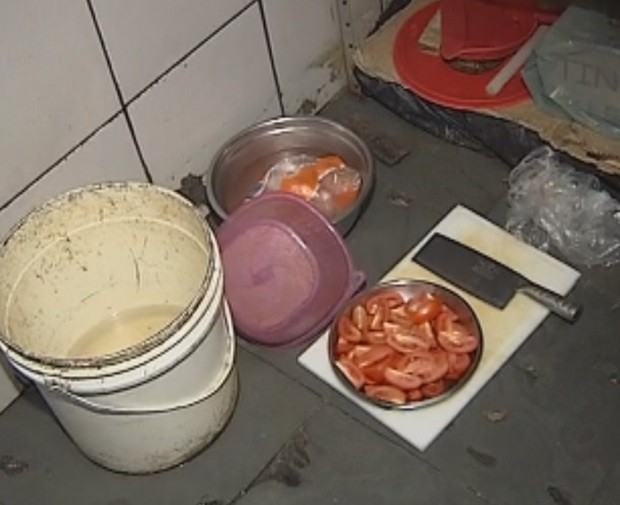 Água e comida da jovem foram encontradas no chão (Foto: Eduardo Fonseca / TV TEM)