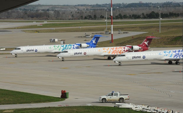 Aviões da Pluna no aeroporto de Montevidéu, no Uruguai. A empresa deixou de operar no Brasil na quinta-feira (5), e a Anac afirmou que está fiscalizando a prestação de assistência aos passageiros a companhia. (Foto: Miguel Rojo/AFP)
