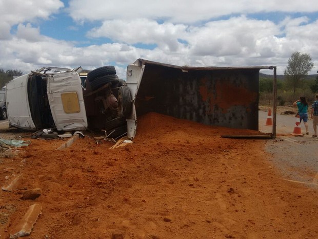 Motorista do caminhão ficou ferido, de acordo com a Polícia Civil (Foto: Divulgação/Polícia Civil)
