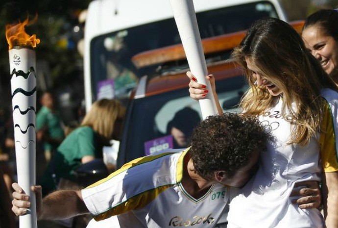 Em um momento emocionante, carregando a tocha olímpica, Felipe deu um beijo no filhote (Foto: Instagram / Felipe Andreoli) Em um momento emocionante, carregando a tocha olímpica, Felipe deu um beijo no filhote (Foto: Instagram / Felipe Andreoli)