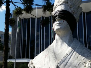 Manifestantes colocaram uma venda preta nos olhos de Nossa Senhora de Salete em frente à Assembleia (Foto: Rogério Zanetti)