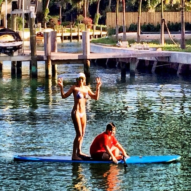 Ticiane Pinheiro se diverte durante stand up paddle (Foto: Reprodução_Instagram)