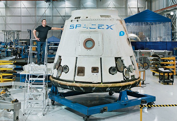 LINHA DE  PRODUÇÃO 1. Musk num hangar de sua empresa espacial, a SpaceX  2. Desenho do sistema de transporte Hyperloop 3. Sua inspiração – o laboratório fictício  do filme Homem  de Ferro (Foto: Bryce Duffy/Corbis Outline)