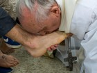 Papa Francisco lava pés de jovens detentos em Roma