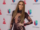 Jennifer Lopez ousa com macacão transparente no Grammy Latino