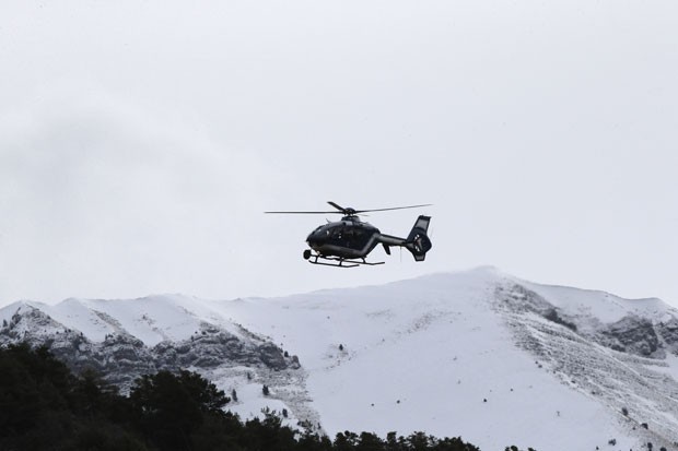 Helicóptero sobrevoa área de buscas por vítimas da queda do avião da Germanwings nesta quarta-feira (25) (Foto: Christophe Ena/AP)