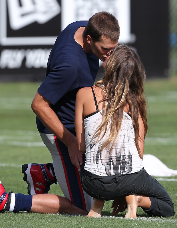 Gisele Bündchen e Tom Brady trocaram beijos (Foto: Splash News)