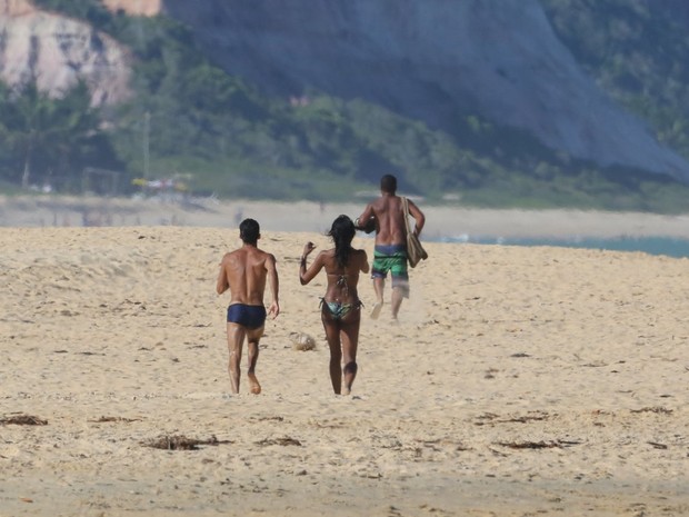 Naomi Campbell corre atrás de paparazzo em praia em Trancoso, na Bahia (Foto: Delson Silva/ Ag. News)