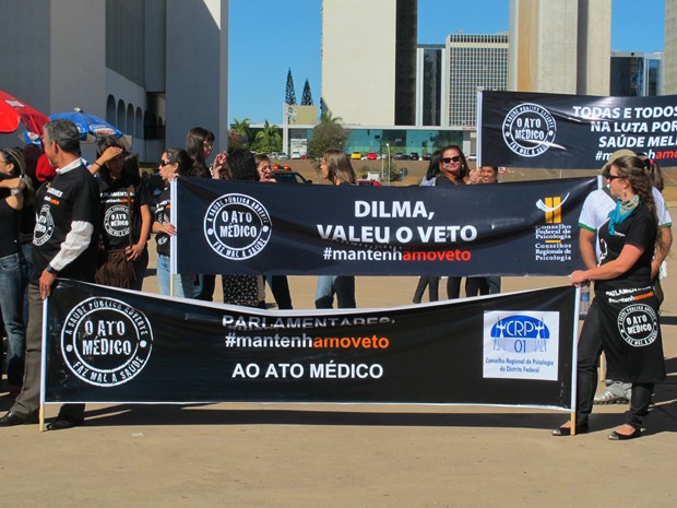 Profissionais de saúde que participam de manifestação em apoio aos vetos ao Ato Médico se concentram em frente à Biblioteca Nacional de Brasília (Foto: Gabriella Julie/G1)