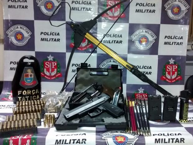 Material encontrado por PM na casa de suspeito em Piracicaba (Foto: Valter Martins/Piracicaba em Alerta)