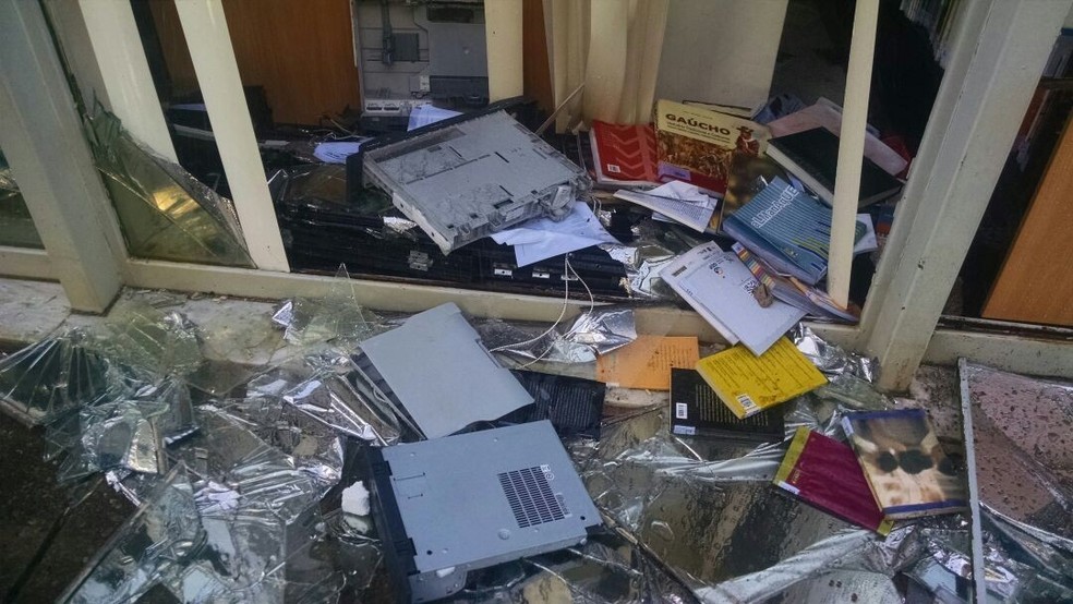 Computadores foram quebrados no Ministério da Cultura (Foto: Letícia Carvalho/G1)