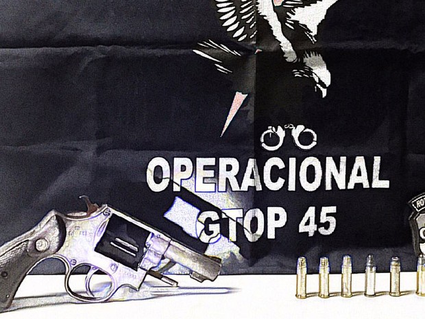 Arma e munição achadas na roda de carro no DF (Foto: Polícia Militar/Divulgação)