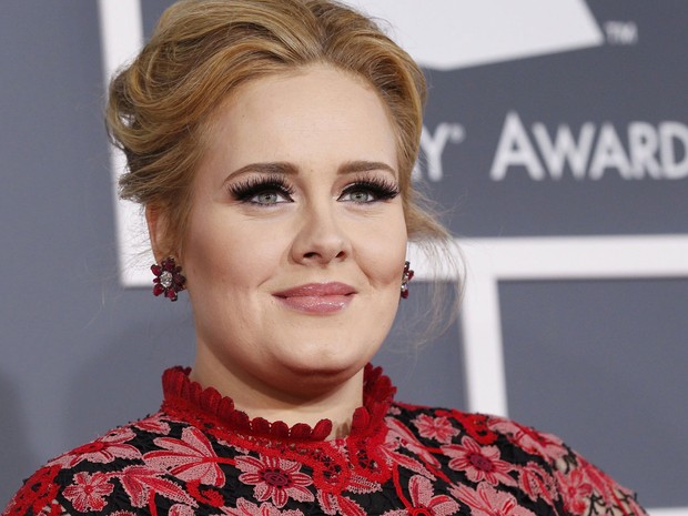 A cantora Adele é fotografada na chegada à cerimônia do Grammy, neste domingo (10), em Los Angeles. (Foto: Mario Anzuoni/Reuters)