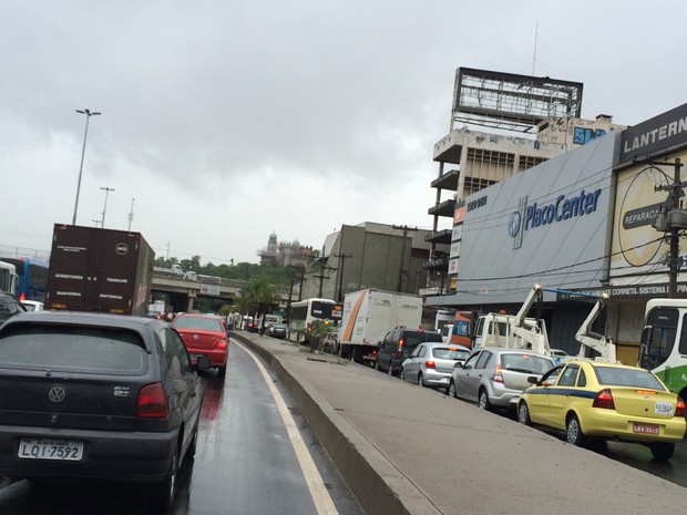 Tráfego estava muito congestionado na Avenida Brasil às 15h30, apesar da trégua da chuva (Foto: Daniel Silveira / G1)