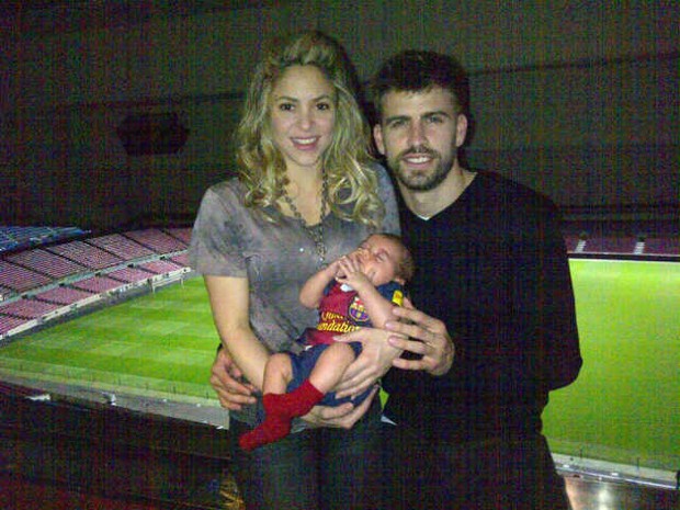 Shakira e Piqué com o filho, Milan (Foto: Twitter/ Reprodução)