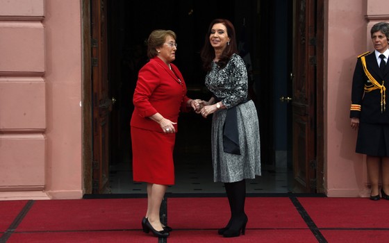 Argentina's President Cristina Fernandez de Kirchner welcomes her Chilean counterpart Michelle Bachelet at the Casa Rosada Presidential Palace in Buenos Aires (Foto: Marcos Brindicci/Reuters)
