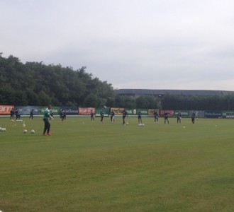 Oswaldo comanda coletivo com Zé Roberto e deixa Valdivia entre reservas