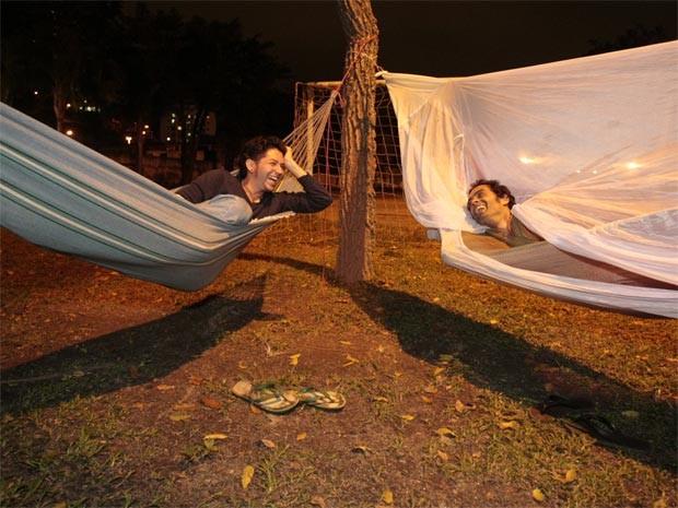 Javier e Davi aprovaram a primeira noite na rede fixada nas árvores do campus da UFRJ, na Praia Vermelha, na Zona Sul (Foto: Rodrigo Gorosito/G1)