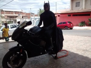 Na moto, Batman se prepara para desfilar pelas ruas de Valadares. (Foto: Diego Souza/G1)