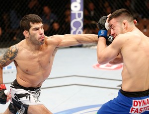 Raphael Assunção luta contra Pedro Munhoz no UFC 170 (Foto: Getty Images)