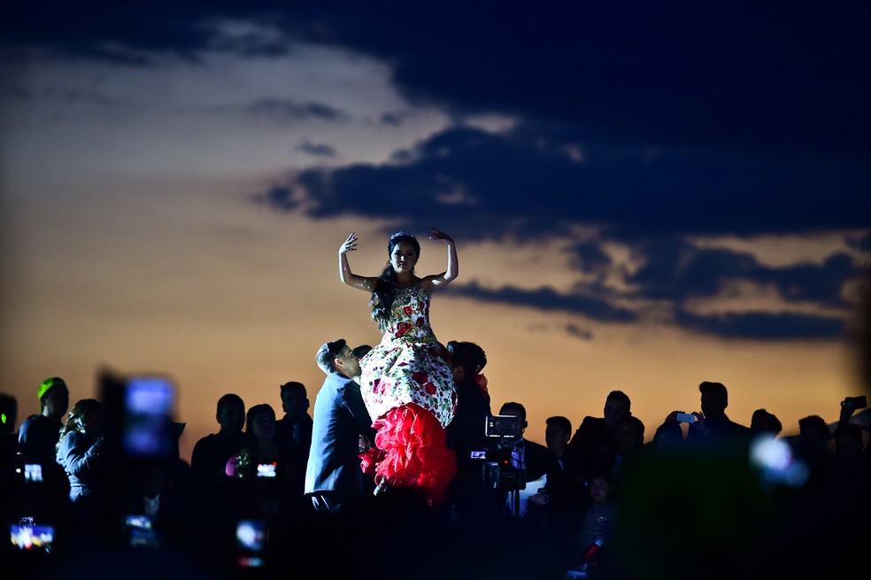 Aniversariante Rubi Ibarra se surpreendeu com a quantidade de pessoas que compareceram a sua festa (Foto: RONALDO SCHEMIDT / AFP)